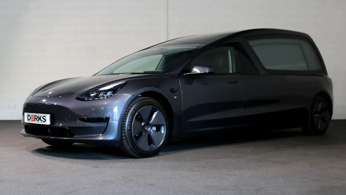 O Tesla Model 3 a fost transformată în dric. Ce autonomie are acum