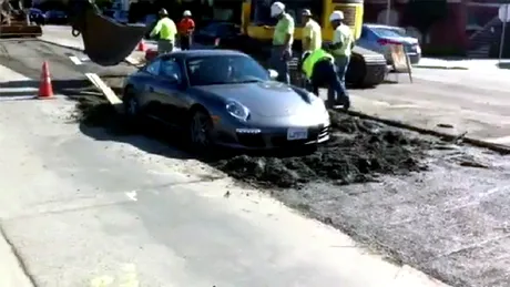 Video: Blocat în ciment, cu un Porsche 911