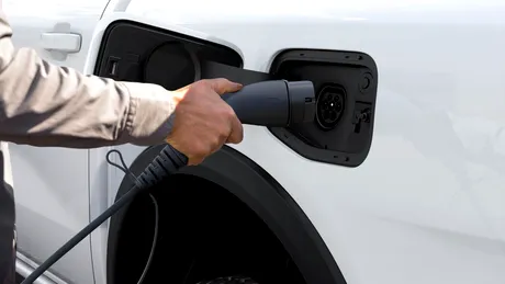 Studiul european care zdruncină industria auto: Consumul real la plug-in hibrid, cu 300% mai mare decât în testele oficiale