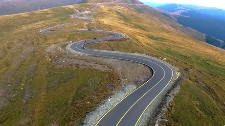 Magnific! Cum se vede din dronă cel mai înalt drum din ţară, şi unul dintre cele mai înalte din Europa. VIDEO