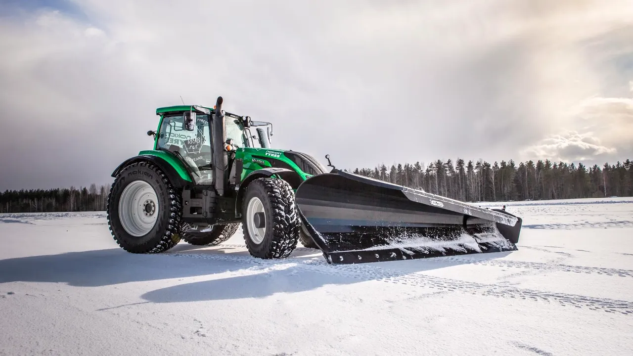 1-valtra-snowrace-nokian-tyres 