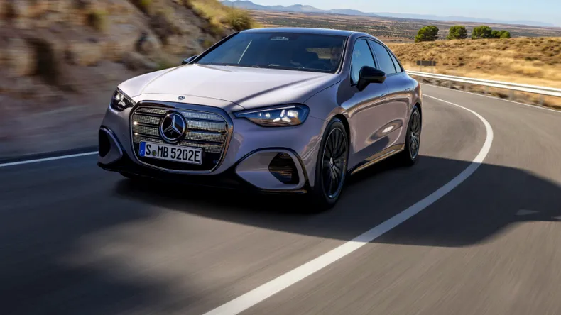 <span class='prepend'>Foto |</span> Mercedes-Benz prezintă noua Clasa C electrică. Rivalul lui BMW i3 vine cu o autonomie mai mică decât modelul bavarez