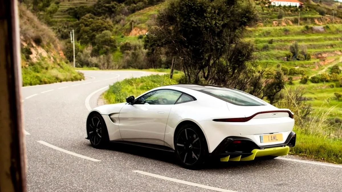 Cum a fost pedepsit șoferul unui Aston Martin care a parcat neregulamentar