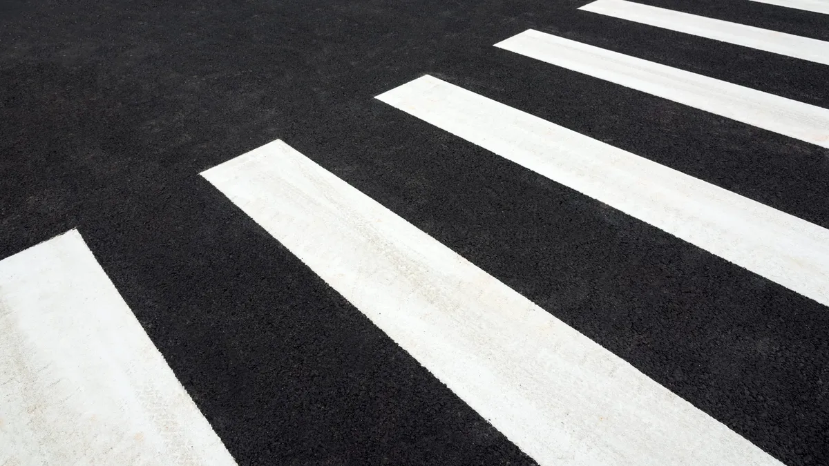 Un bărbat și-a făcut propria trecere de pietoni la o intersecție din Brăila