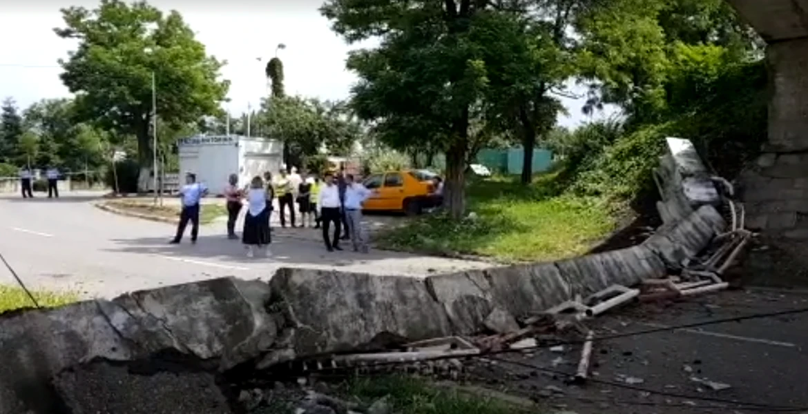 O bucată de câteva tone a unui pod aflat la ieşirea din Buzău s-a prăbuşit – VIDEO