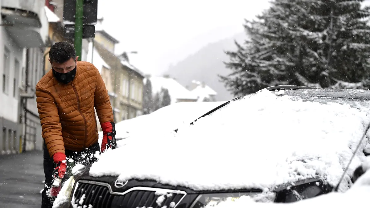 Amendă uriașă pentru șoferii care circulă cu zăpadă pe mașină! Ce prevede Codul Rutier în 2025