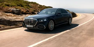 Mercedes-Benz S-Class primește un amplu facelift. Motoare electrificate, AI și tehnologie MB.OS