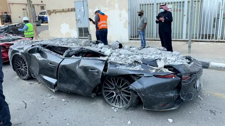 Zeci de mașini făcute zob într-o parcare al cărei acoperiș s-a prăbușit peste ele