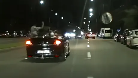 Video - Gest periculos într-o decapotabilă aflată în mers, la Drobeta-Turnu Severin. Poliția a deschis o anchetă