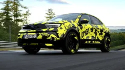 Opel a publicat noi imagini cu Mokka GSE, versiunea de performanță a crossover-ului electric – VIDEO