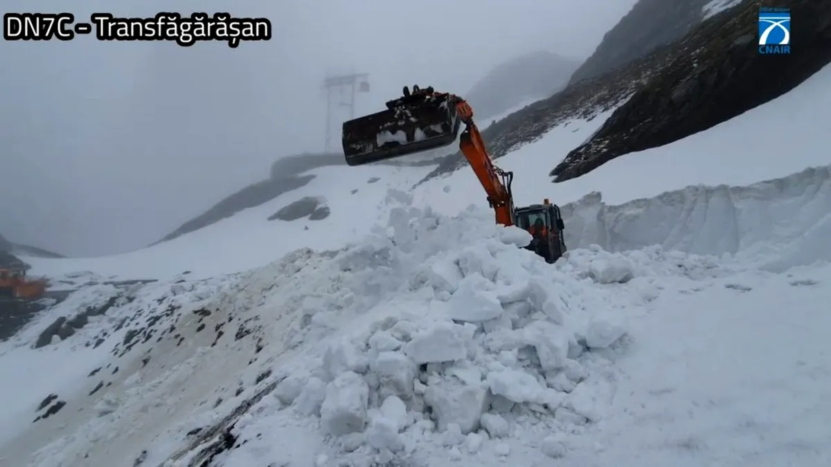 Deszăpezirea pe Transfăgărășan este o muncă de Sisif. Zăpada depășește 8 metri