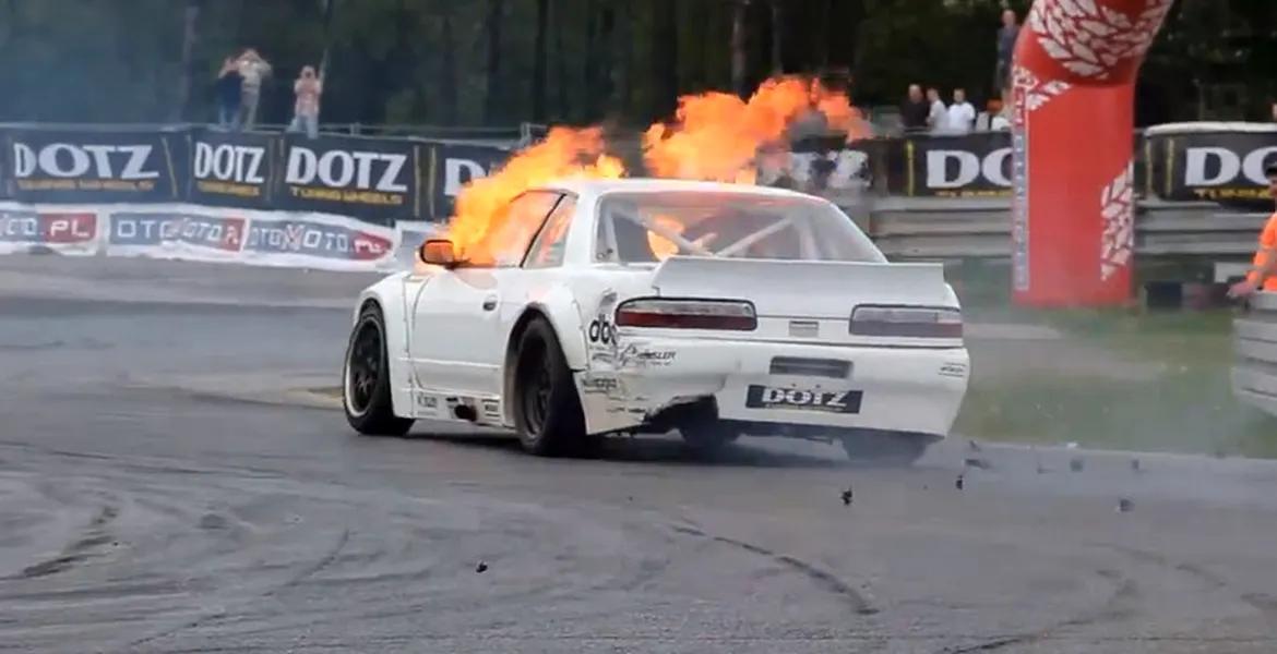 Video: Dacă vrei să ţii cu dinţii de un drift, s-ar putea să-ţi explodeze motorul
