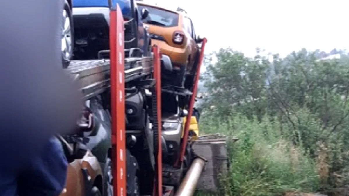 Un transportor plin cu mașini Dacia a fost la un pas să se răstoarne în Călimănești - VIDEO