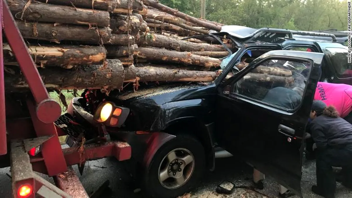 Un şofer a trecut la un pas de moarte după ce a intrat cu maşina într-un camion care transporta buşteni