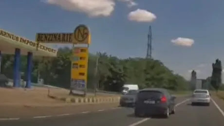 Așa se circulă în România. Momentul în care un șofer face două depășiri periculoase pe linia continuă - VIDEO