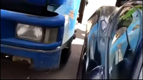 Video: A oprit un camion cu forţa mâinilor chiar înainte de a intra într-un Porsche!