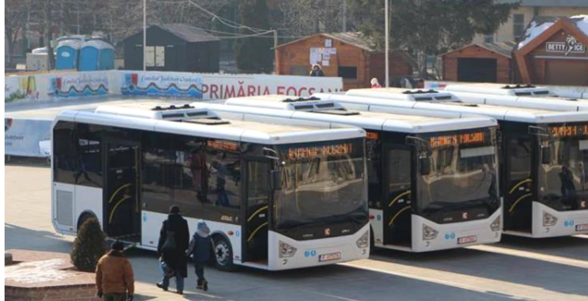Transportul în comun în 2020. Uşa unui autobuz, legată cu o cârpă şi blocată cu o mătură – FOTO