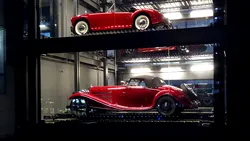 Cea mai spectaculoasă reprezență auto din lume: Turn de sticlă de 15 etaje cu sistem de vânzare automată a mașinilor