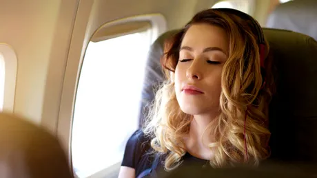De ce nu ar trebui să dormi când călătoreşti cu avionul. Efectele sunt IREMEDIABILE