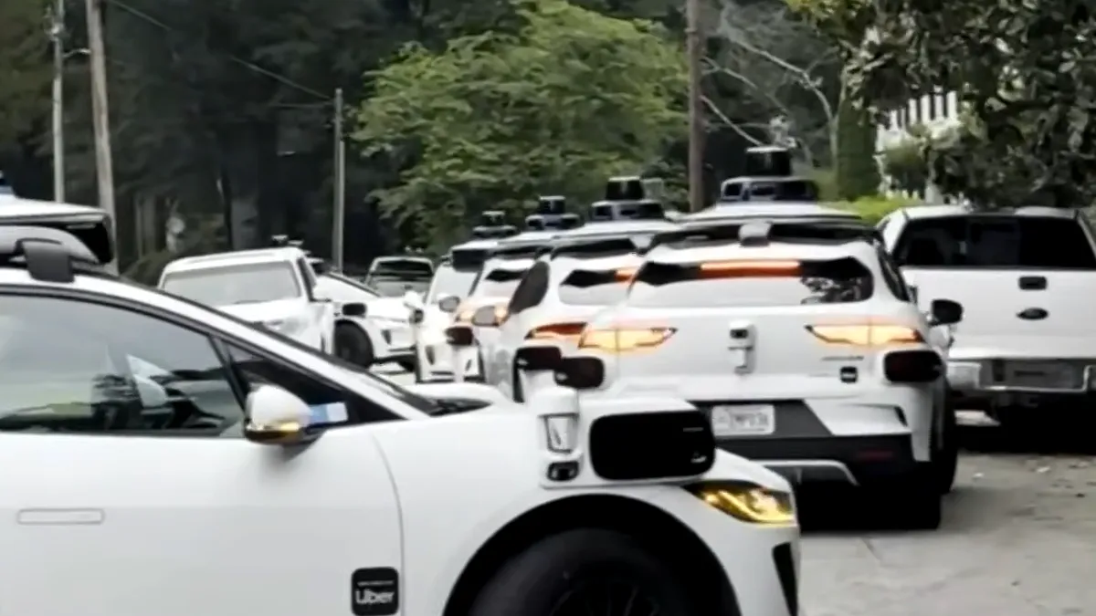 Video / Taxiurile autonome au început să se învârtă în cerc pe străzile din SUA. Locuitorii acuză haos creat de mașinile Waymo