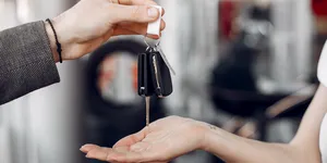 Doi tineri din Sibiu au creat prima platformă auto anti-samsari: Cum funcționează site-ul care obligă vânzătorii să arate istoricul mașinii