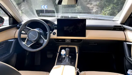 Mazda susține că ecranele mari distrag atenția șoferilor mai puțin decât o serie de butoane 