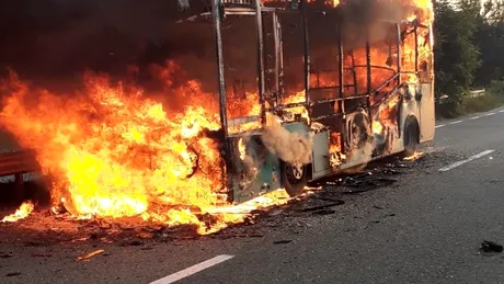 Un autobuz electric a luat foc duminică seara pe o stradă din Dej - VIDEO
