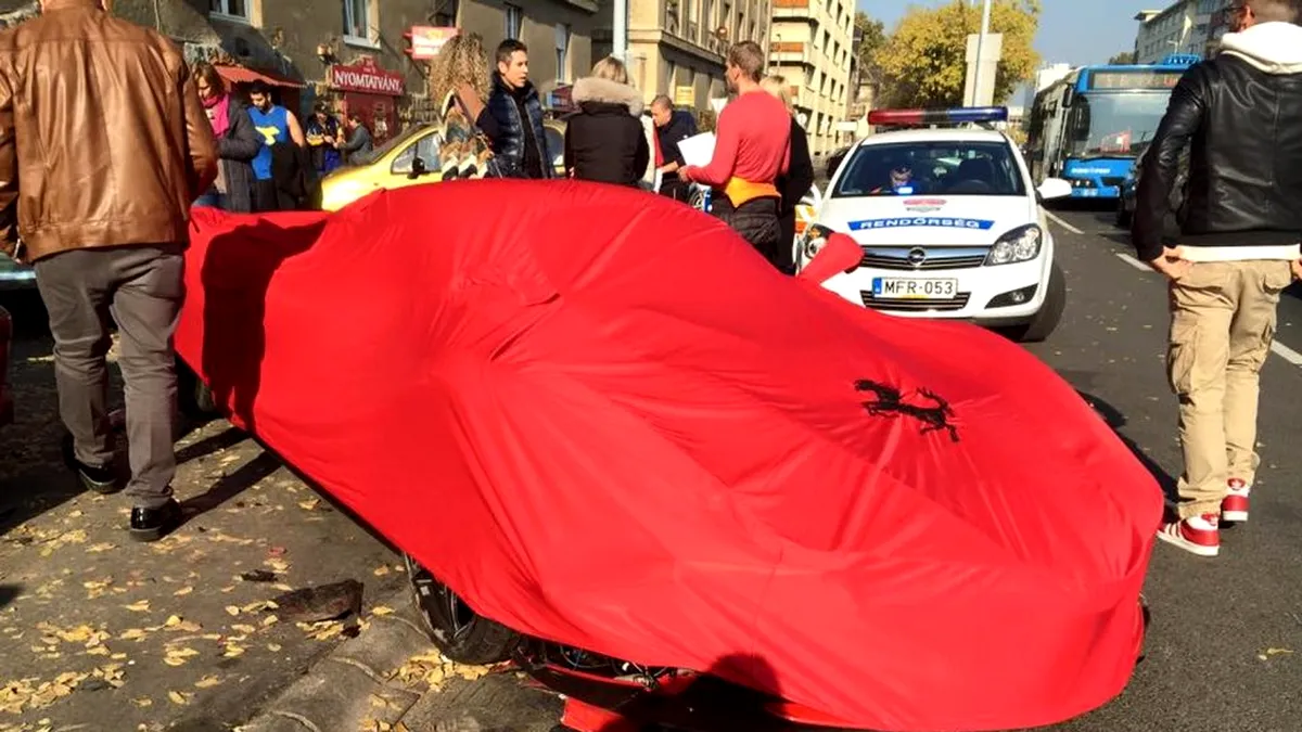 GALERIE FOTO Ceva ce nu vezi în fiecare zi: un LaFerrari scos din uz, după ce a lovit trei maşini în Budapesta