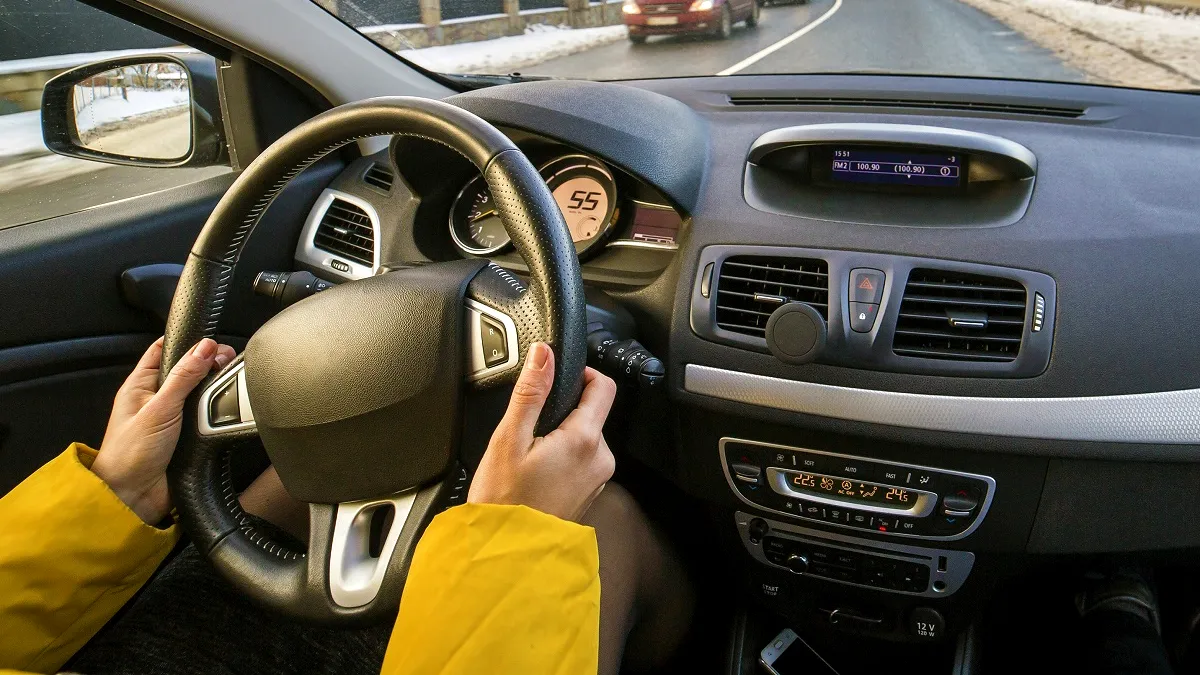 2025: Cine e vinovat dacă lovești o mașină care virează stânga în timp ce depășești? Răspunsul din Codul Rutier