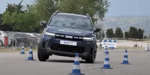 Teste de manevrabilitate cu Dacia Bigster. Cum s-a comportat SUV-ul de 4,57 metri în evaluarea celor de la KM77