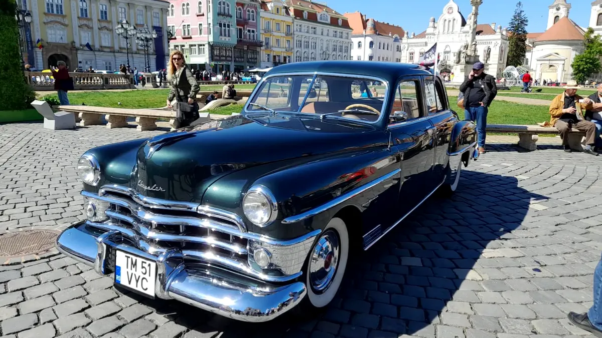 Mașini de colecție spectaculoase la Retroparada din Timișoara. De la Chrysler New Yorker până la vehicule din anii `90
