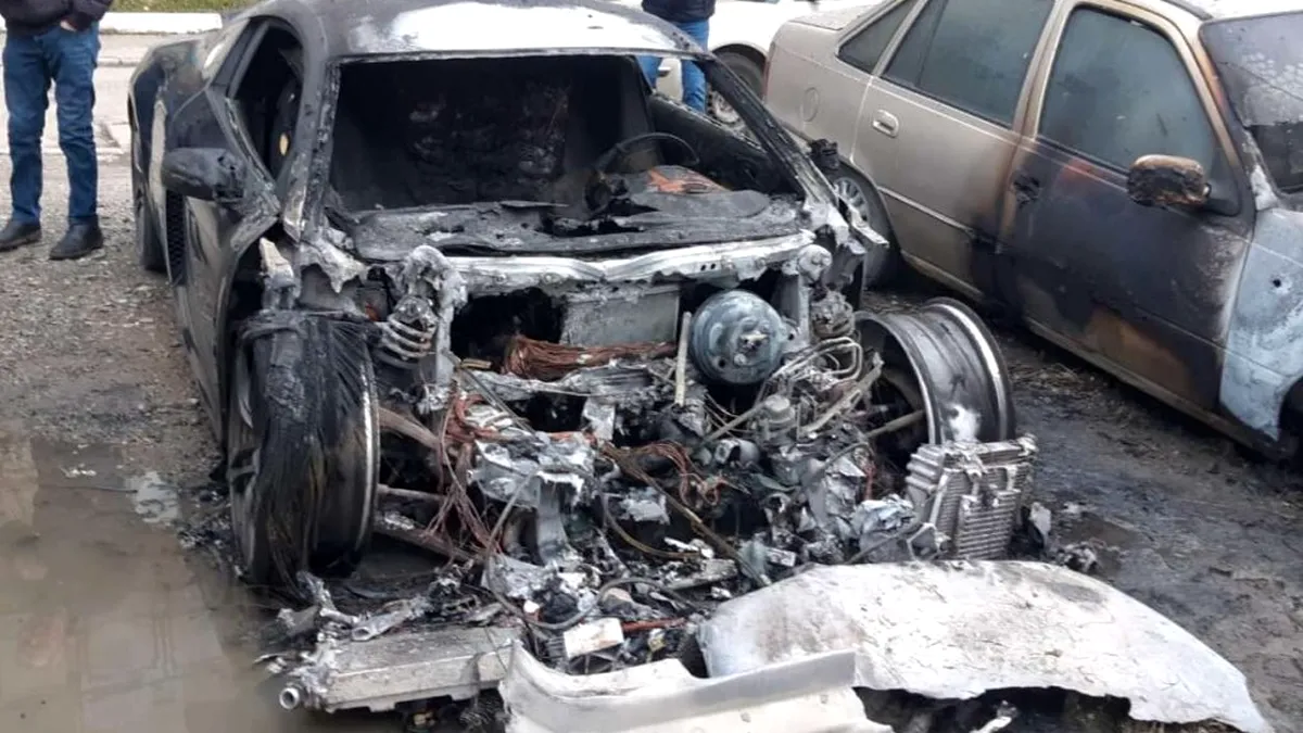 O femeie și-a găsit mașina, un Audi R8, arsă în fața casei. Acum oferă 10.000 de euro recompensă