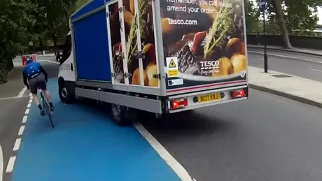 Momentul în care un șofer de camion pune la pământ un biciclist