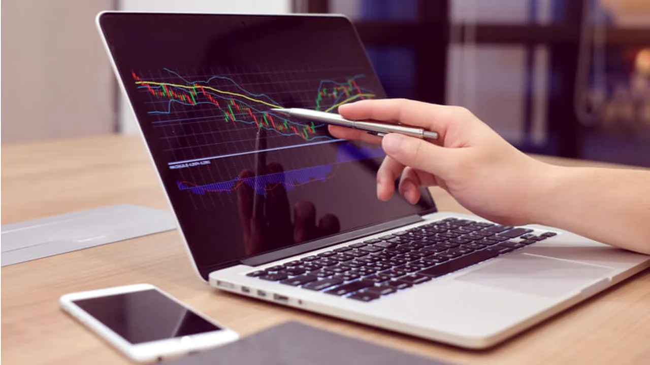 1-trader-analysing-a-graph 