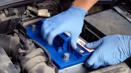 Cum să schimbi bateria la maşină în 12 paşi simpli - TUTORIAL VIDEO
