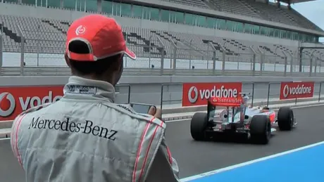 Lewis Hamilton conduce o maşină de F1 prin telefon