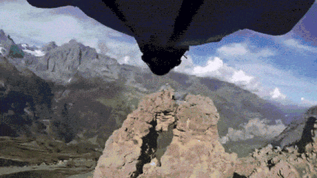 VIDEO: Un nebun a zburat printr-o gaură minusculă dintr-un munte de piatră
