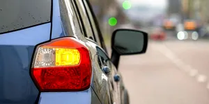 2025: De la ce distanță se semnalizează? Mai e nevoie să semnalizezi dacă ești pe drumul cu prioritate?
