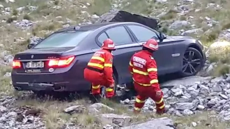 Ce nu face omul pentru o poză bună?! BMW căzut în râpă pe Transfăgărăşan - VIDEO