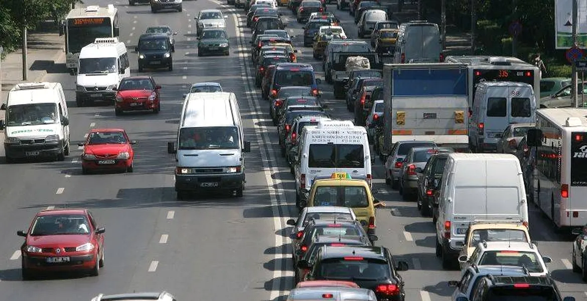 Bucureştenii petrec anual un „concediu” în trafic