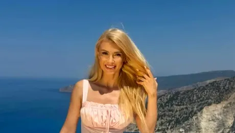 Andreea Bălan, apariție irezistibilă pe plajele din Cefalonia! Soția lui Victor Cornea și-a expus formele în costum de baie