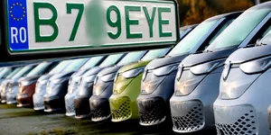 2026: Ești obligat să ai numere verzi la mașina electrică sau poți folosi numere negre obișnuite? Decizia Ministerului de Interne