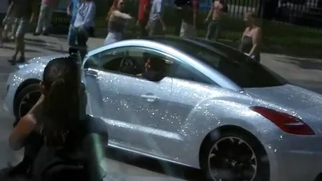 Cadou pentru jubileul reginei - 81.000 de diamante pe un Peugeot RCZ