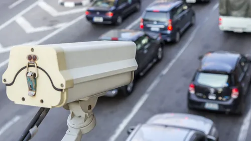 Camerele inteligente dotate cu AI ard la buzunar șoferii: Aproape 10.000 de amenzi, în doar 3 luni, pe o autostradă din SUA