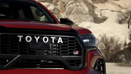 Toyota Hilux primește, în premieră, o motorizare diesel hibrid. Gamei se alătură și un nou nivel de echipare sportiv