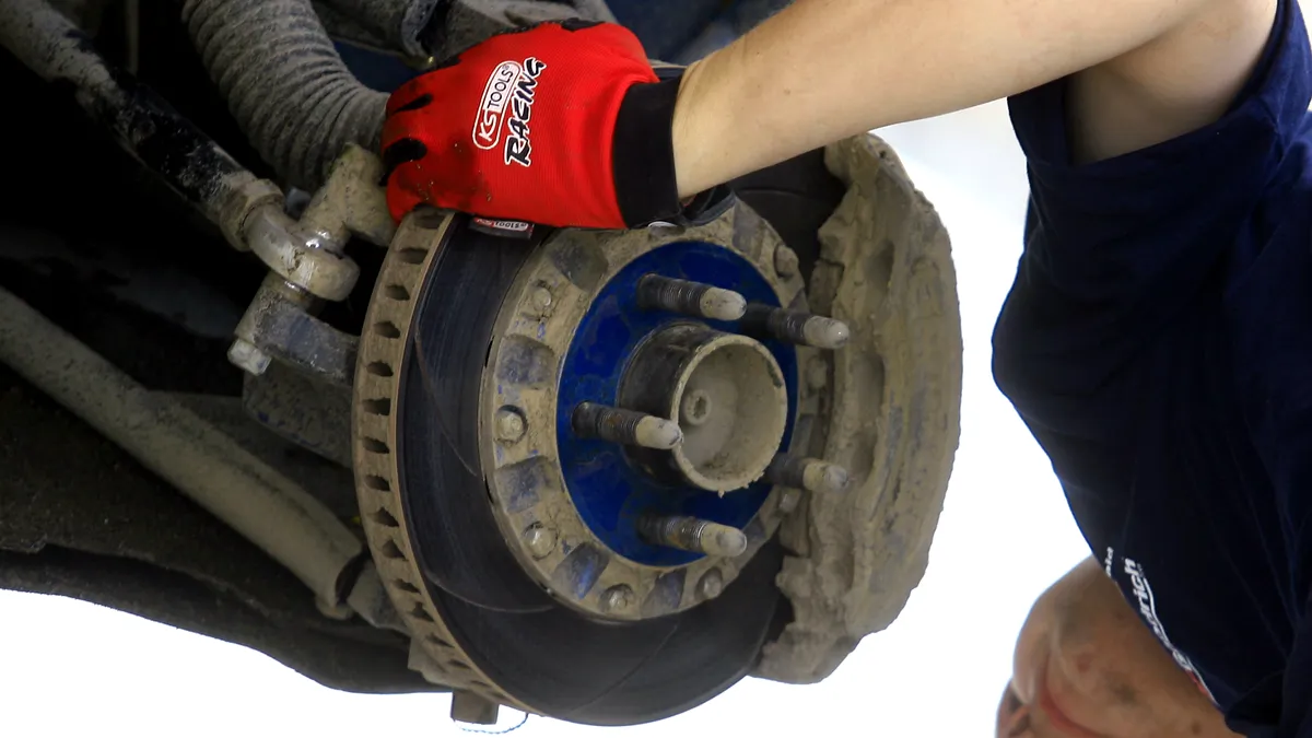 Când se schimbă plăcuțele de frână? Amenda uriașă aplicată în 2025 dacă circuli cu plăcuțe uzate