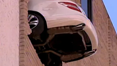 Mercedes C-Class iese prin peretele unei parcări