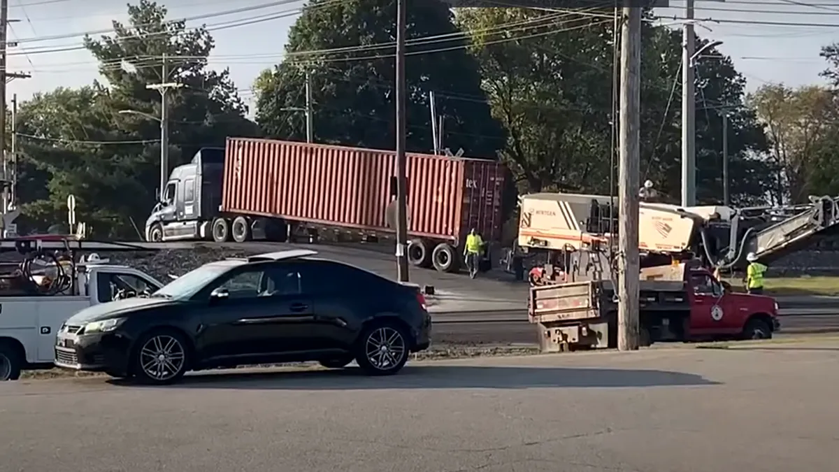 Un tren lovește în plin un TIR blocat pe linia ferată la barieră - VIDEO