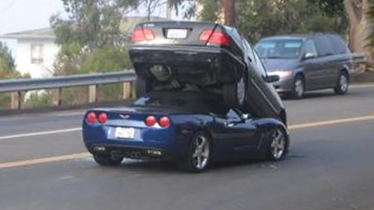 Accident - Corvette intră sub un Mercedes