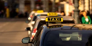 Exclusiv – Taxiurile s-ar putea scumpi în București: „O majorare de 10-15% ar fi absorbită rezonabil de piață, mai ales pe cursele scurte”
